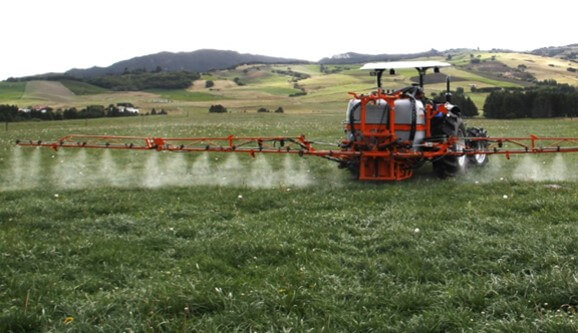 Aplicación de fertilizantes foliares con aspersora montada al tractor.